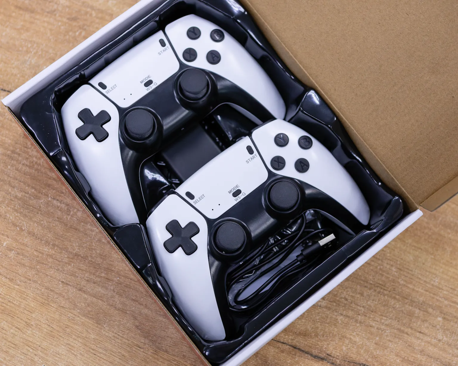 Игровая мини-приставка с играми + 2 геймпада