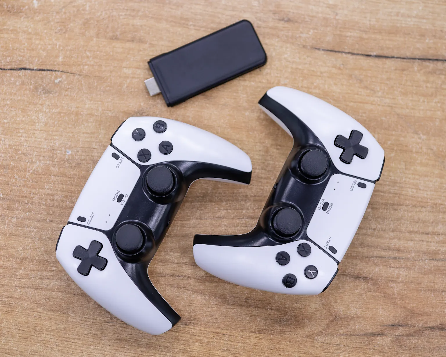 Игровая мини-приставка с играми + 2 геймпада