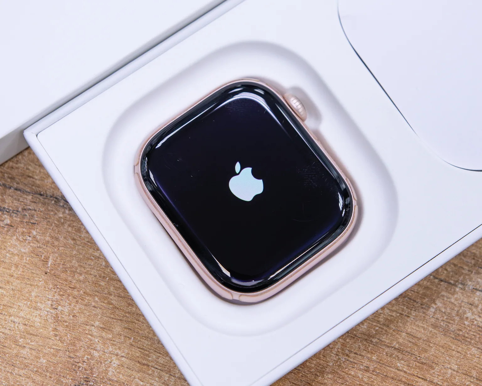 Умные часы Apple Watch Series 10 42 мм (алюминиевый корпус, розовое золото/звездный свет, спортивный силиконовый ремешок S/M)