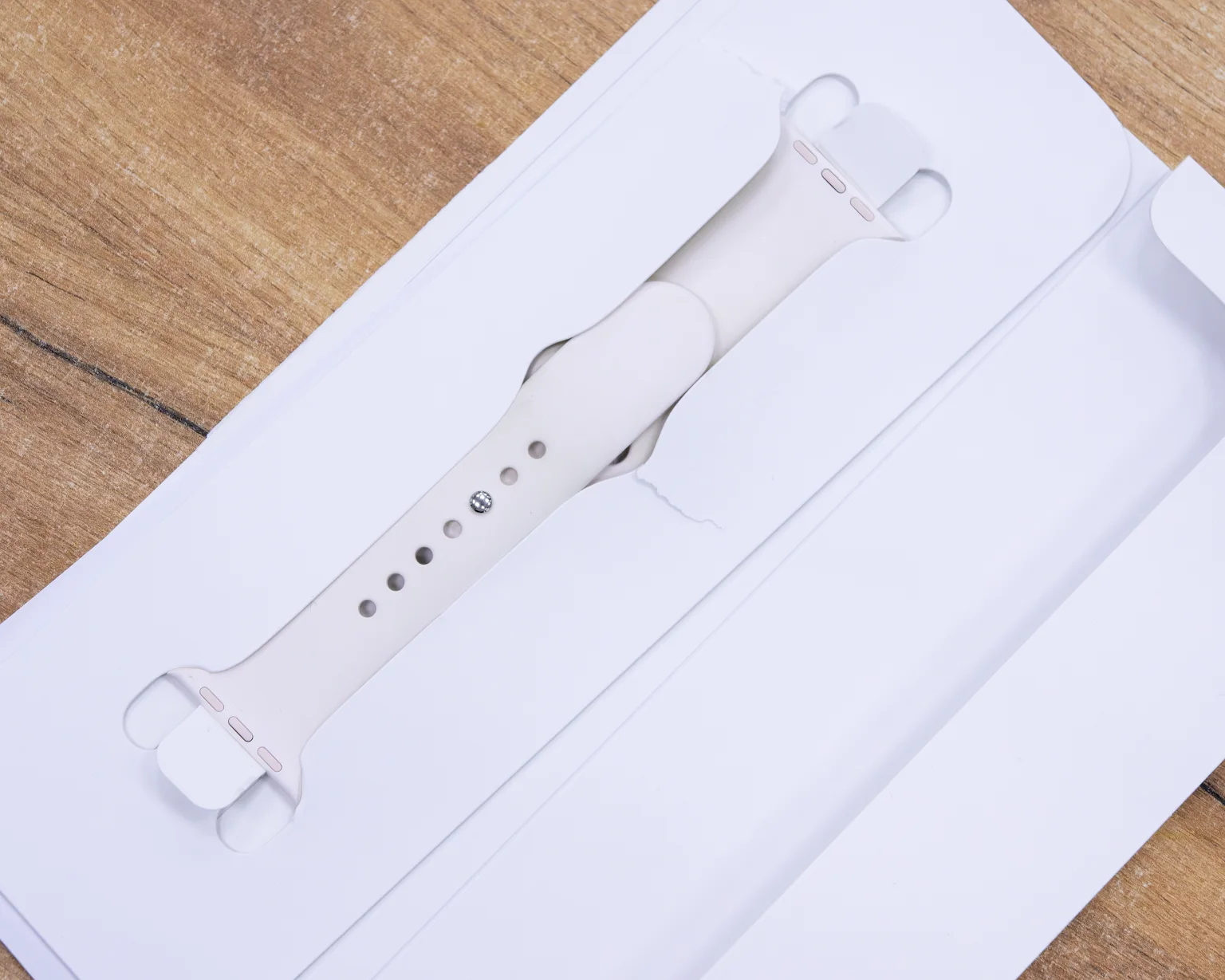 Умные часы Apple Watch Series 10 42 мм (алюминиевый корпус, розовое золото/звездный свет, спортивный силиконовый ремешок S/M)