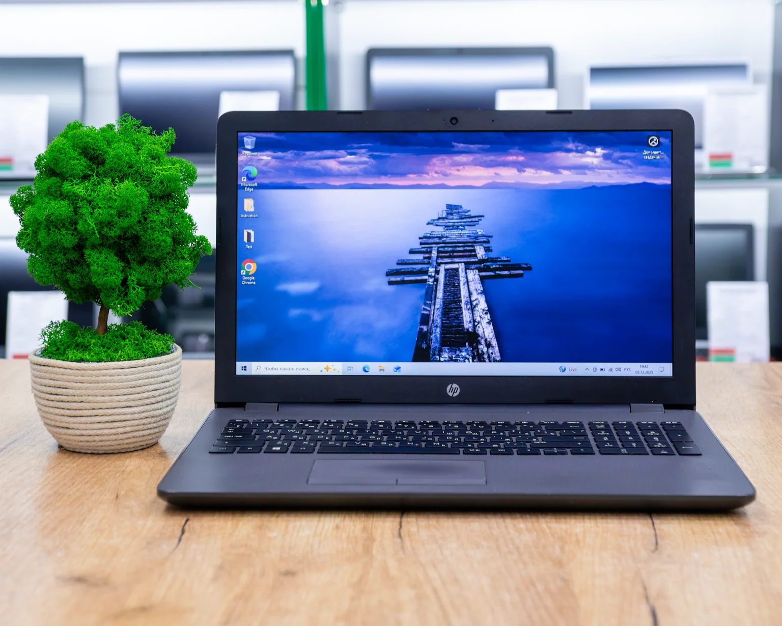 Ноутбук HP 250 G6 (HD/i3-6gen/Radeon R5 M330 2GB/8GB/SSD 256GB)