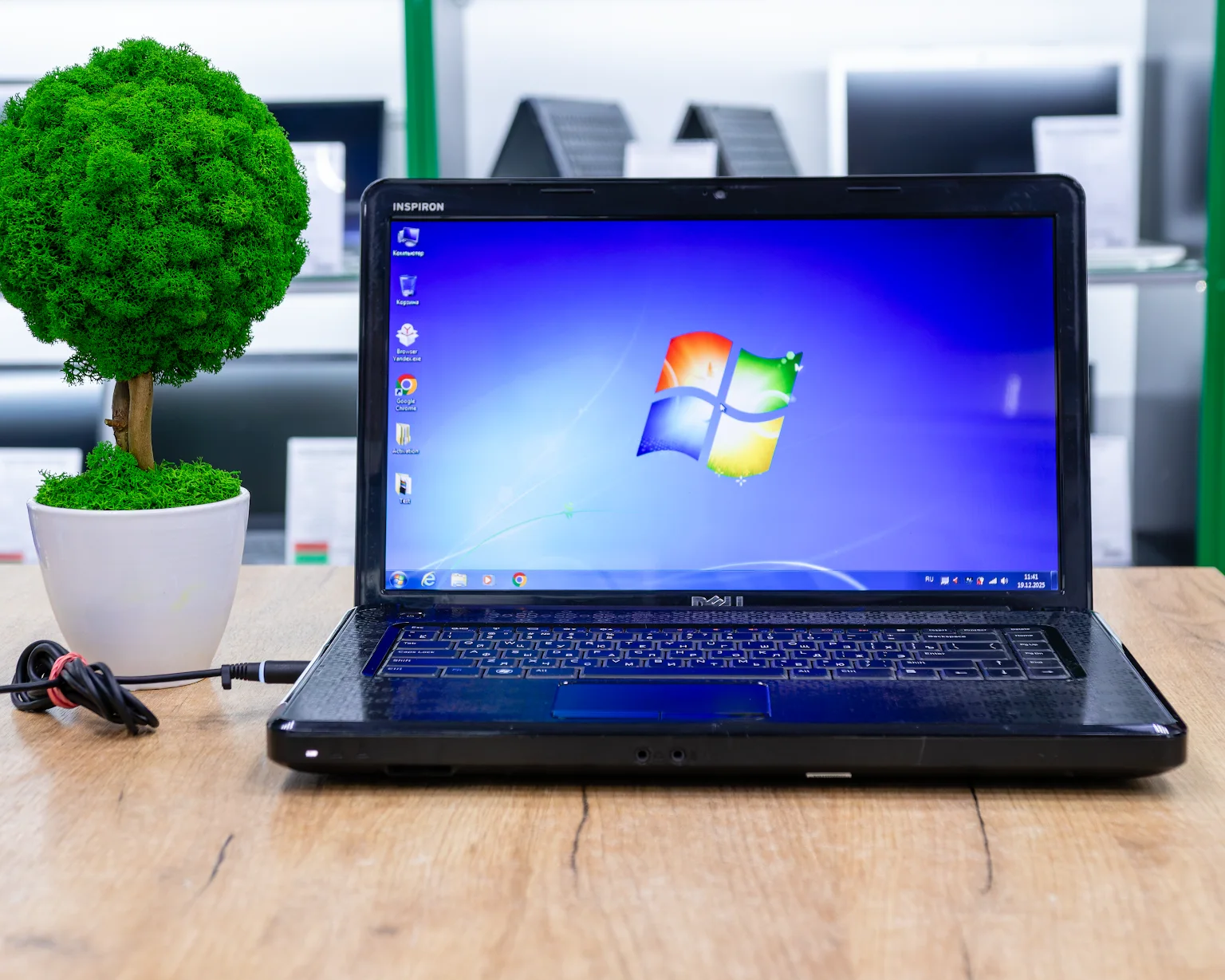 Ноутбук Dell Inspiron N5030 (HD /Inlel Celeron 925/ Mobile Intel 4 Series Express 512MB/2GB/HDD 1000GB)