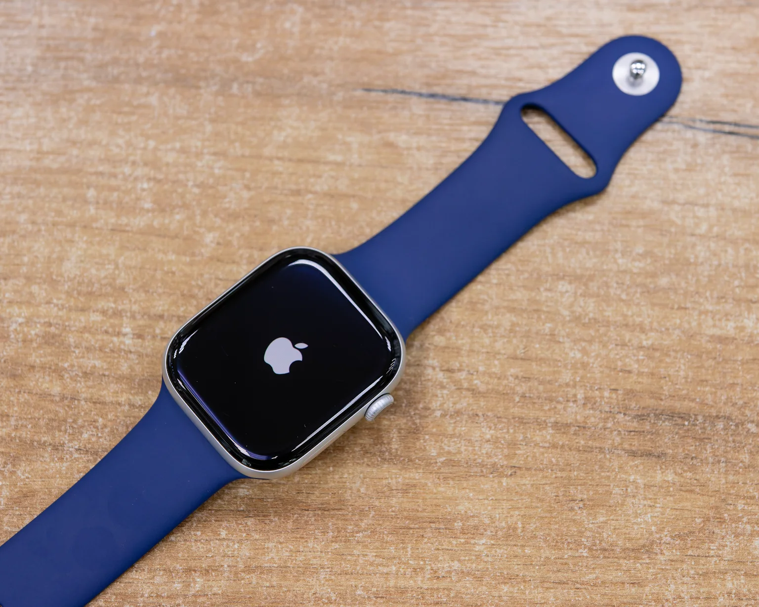 Умные часы Apple Watch Series 10 46 мм (алюминиевый корпус, серебристый/синий, спортивный силиконовый ремешок M/L)