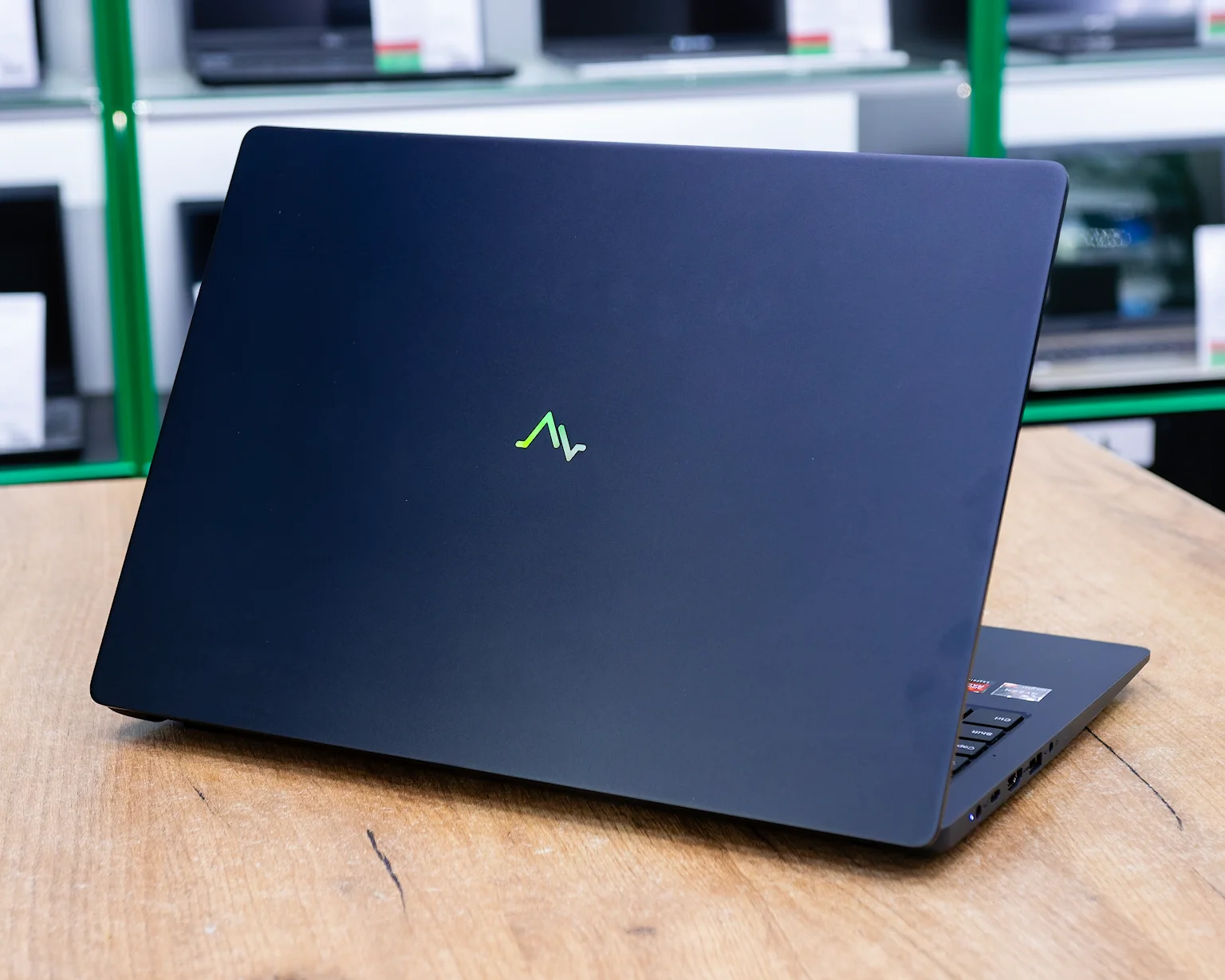 Ноутбук Maibenben M657 M6571SB0LURE0 (FHD IPS/Ryzen 7 5825U/16GB/SSD 512GB)