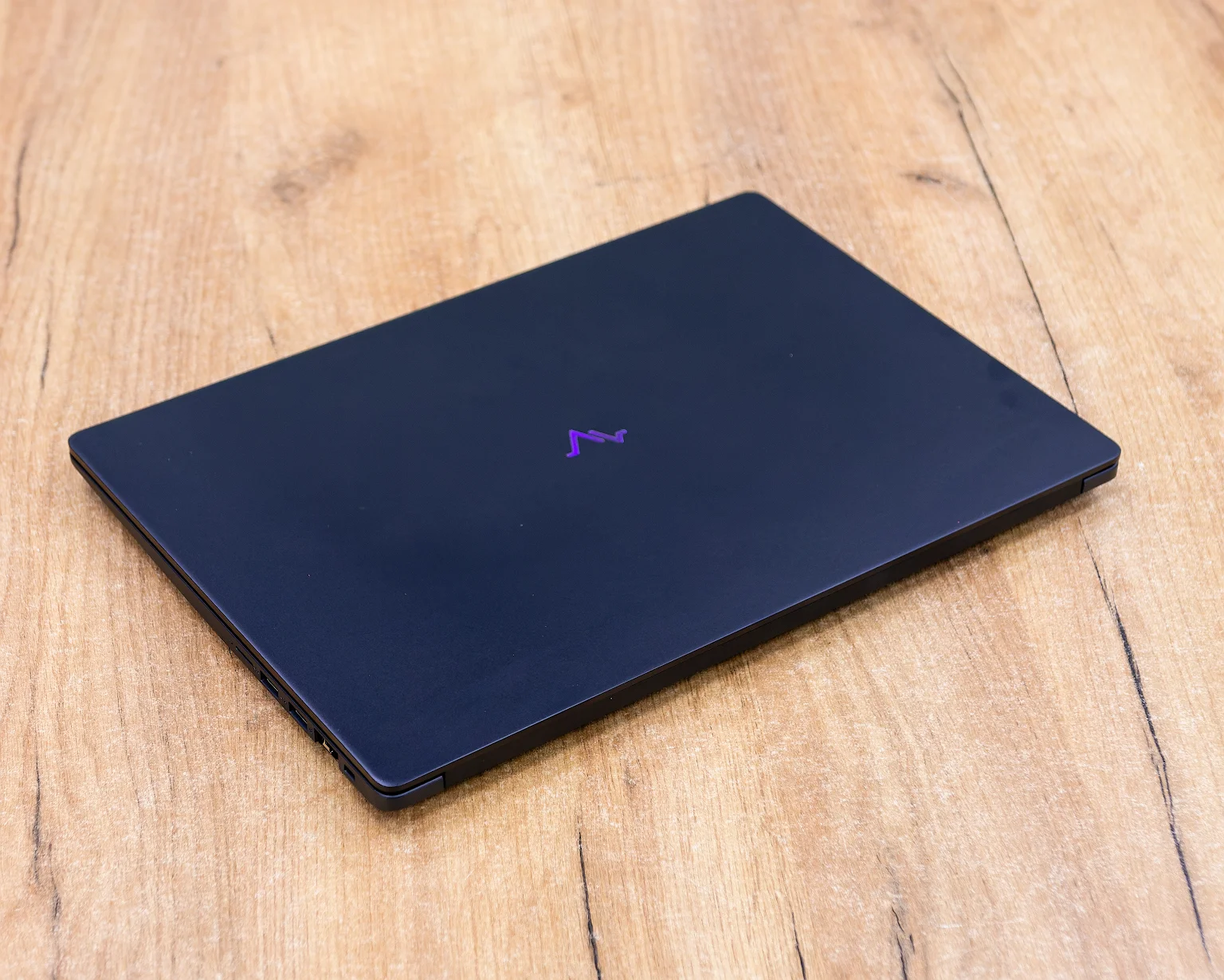 Ноутбук Maibenben M657 M6571SB0LURE0 (FHD IPS/Ryzen 7 5825U/16GB/SSD 512GB)