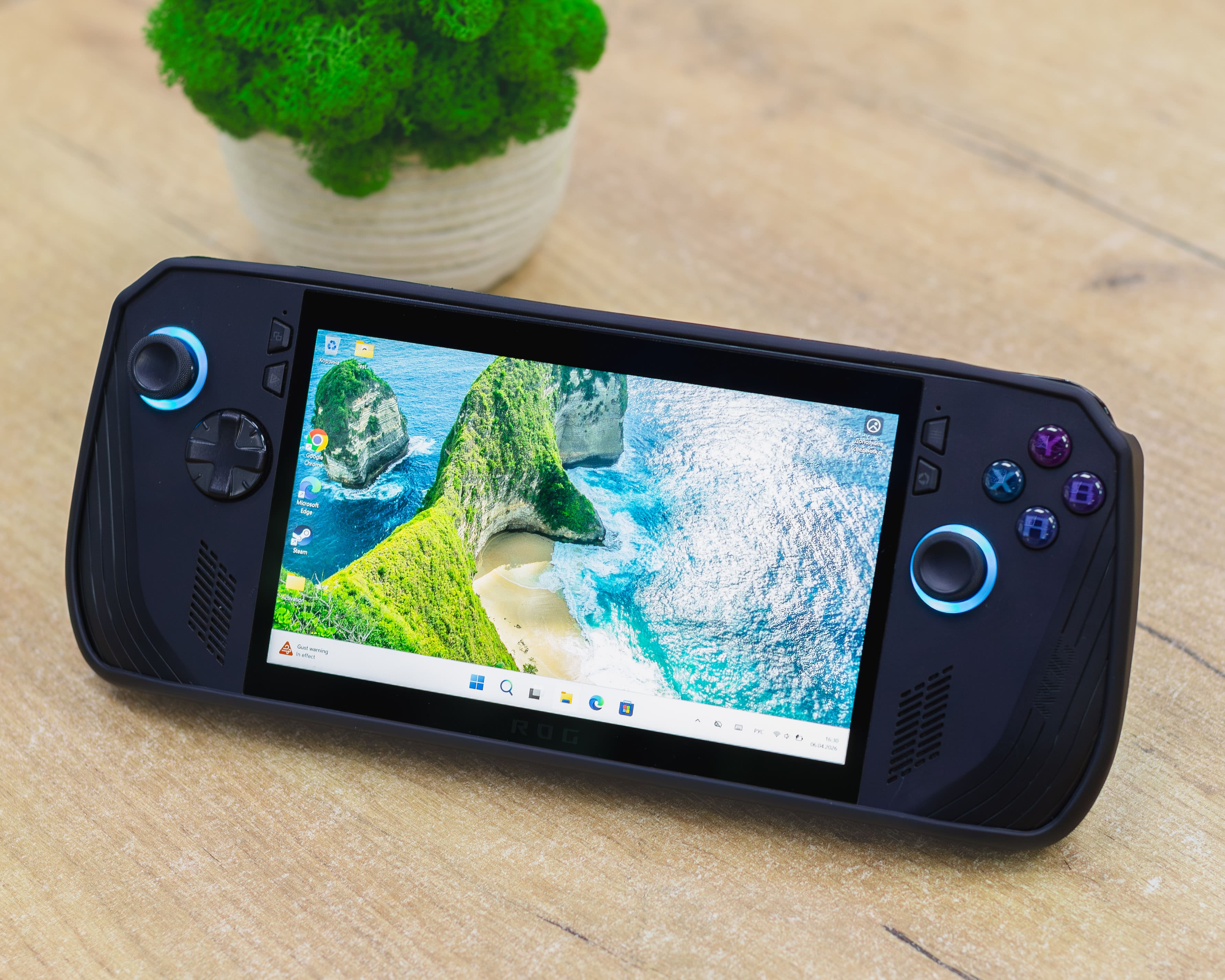 Игровая приставка ASUS ROG Ally (120Hz/AMD Ryzen Z1 Extreme/24GB/2TB)