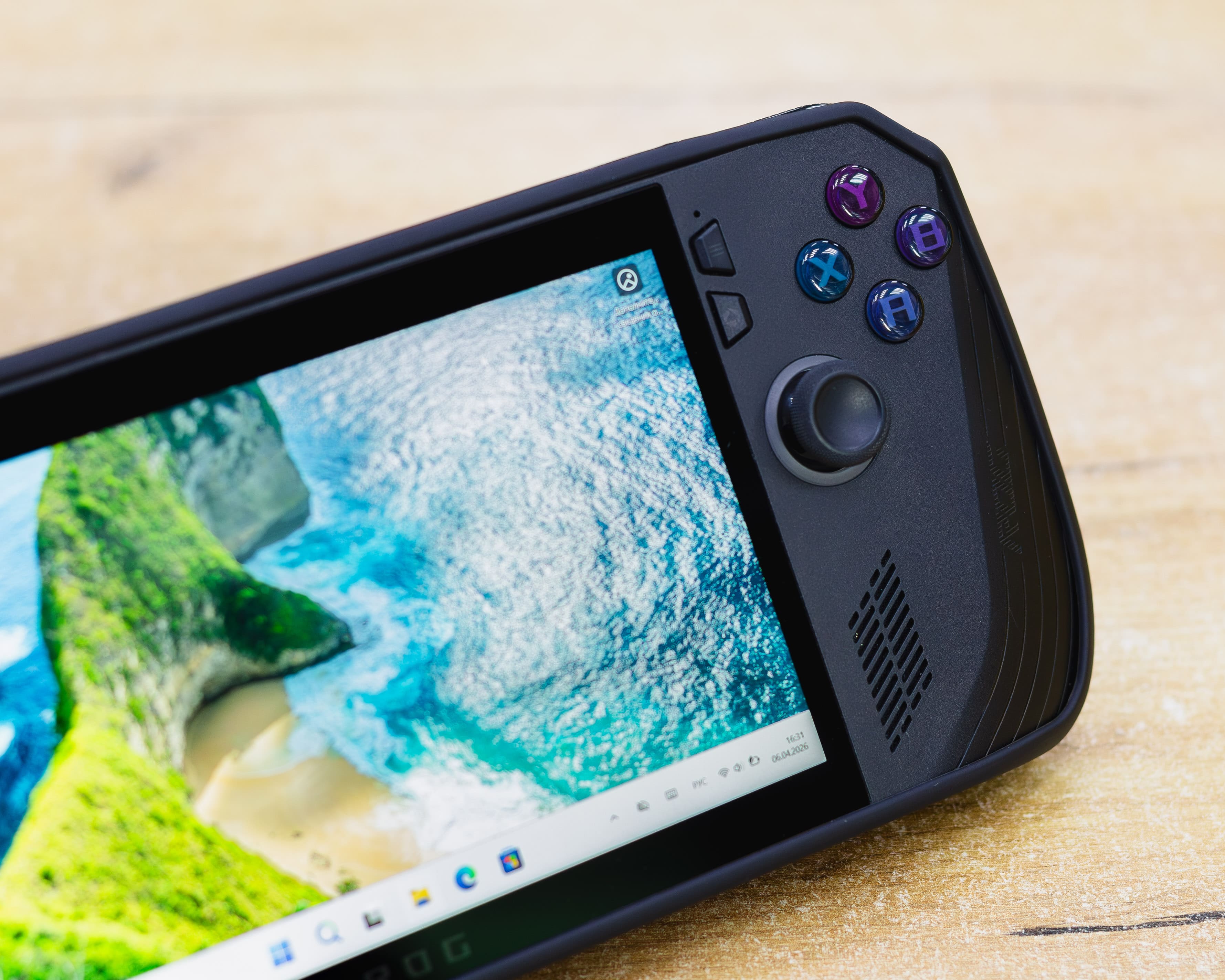 Игровая приставка ASUS ROG Ally (120Hz/AMD Ryzen Z1 Extreme/24GB/2TB)