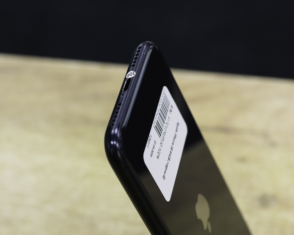 Apple iPhone SE 64GB (черный)