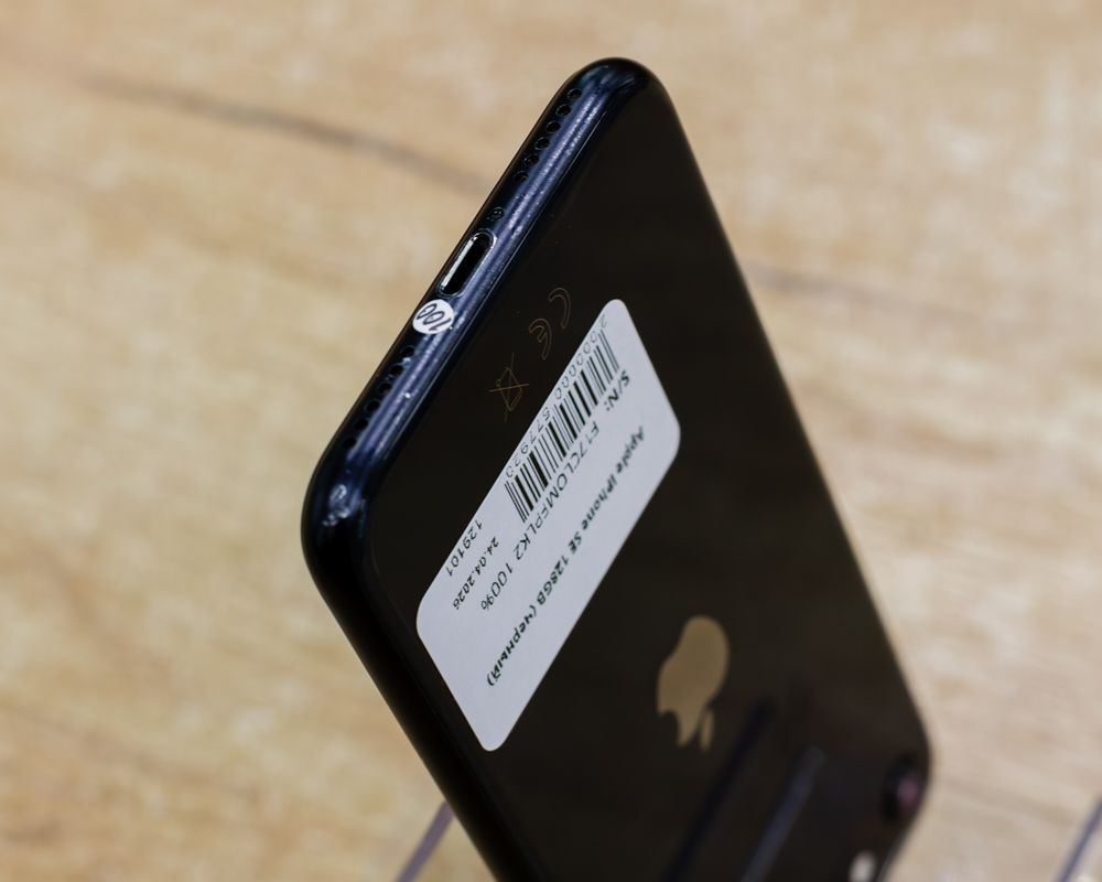 Apple iPhone SE 128GB (черный)