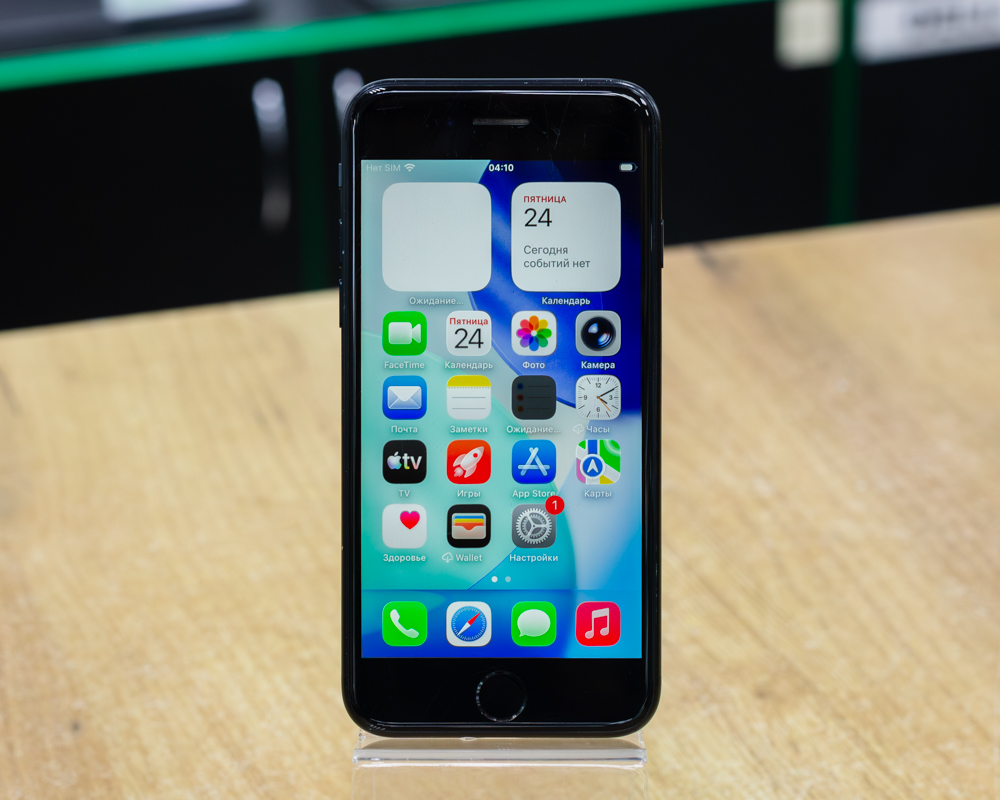 Apple iPhone SE 128GB (черный)