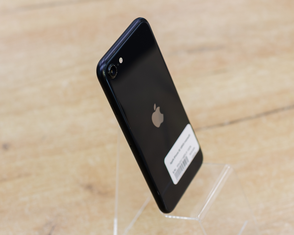 Apple iPhone SE 128GB (черный)