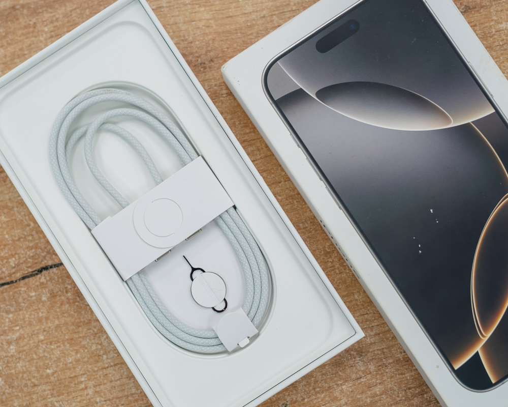 Apple iPhone 16 Pro Max 256GB (природный титан, хорошее)