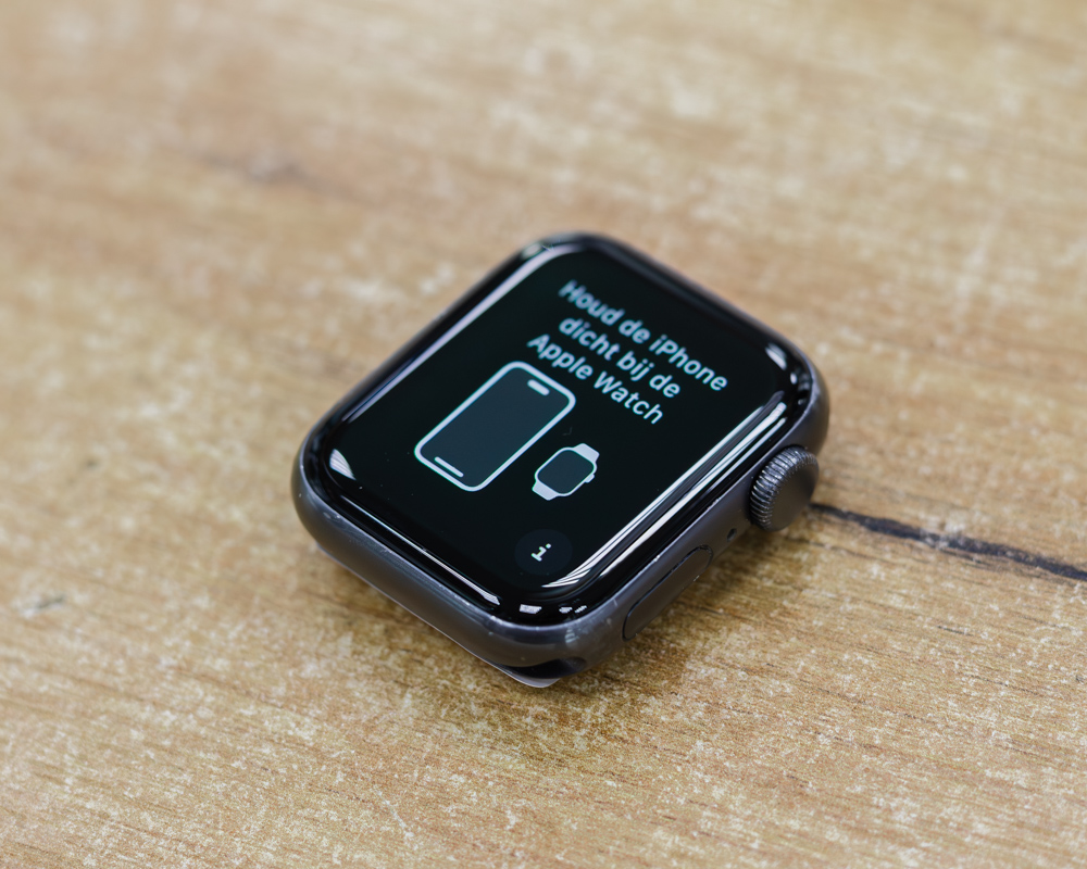 Умные часы Apple Watch SE 40 мм (алюминий серый космос/полуночный)