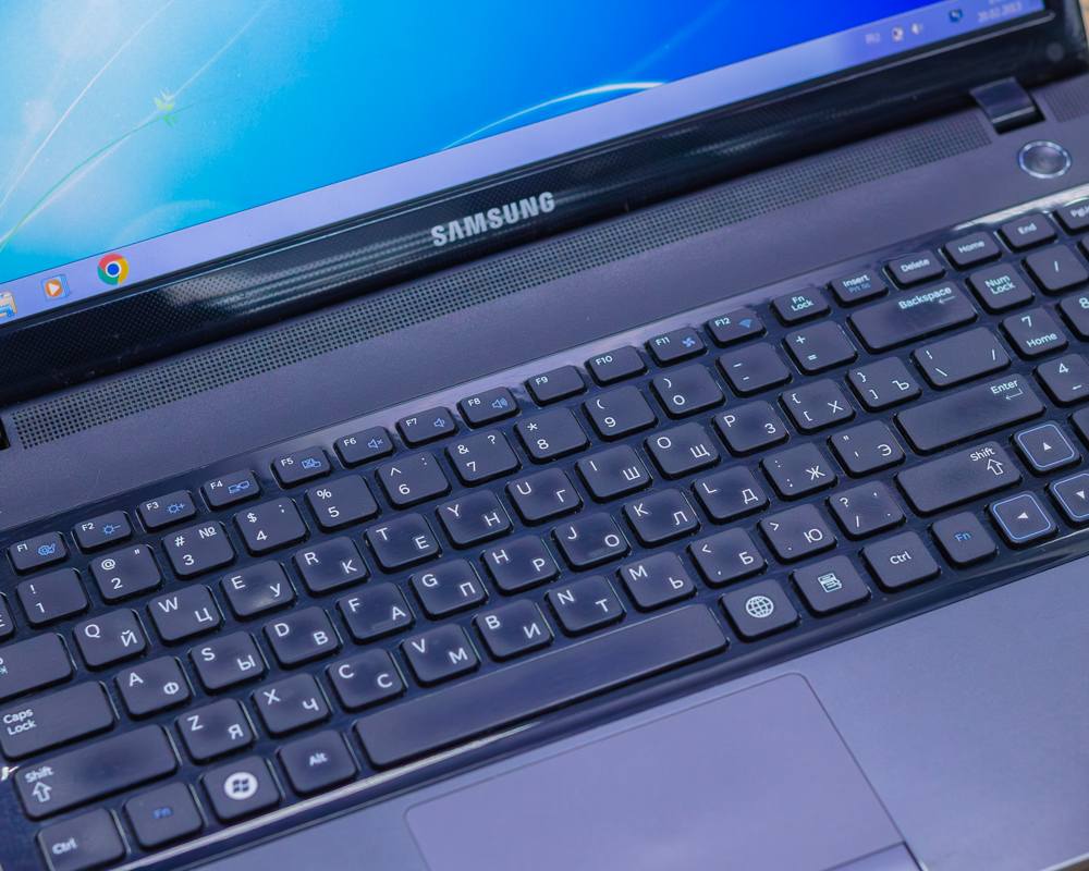 Ноутбук Samsung NP300E5C (HD/Pentium B960/4GB/HDD 320GB)
